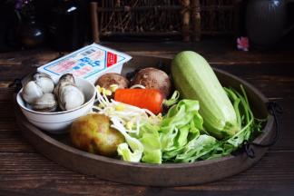 主要食材，白蚬子、豆腐、蔬菜等。