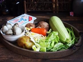 主要食材，白蚬子、豆腐、蔬菜等。