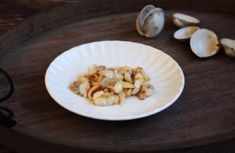 将所有的白蚬子剥成蚬子肉备用。