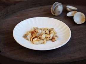 将所有的白蚬子剥成蚬子肉备用。