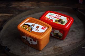 主要汤料，大酱和辣椒酱。