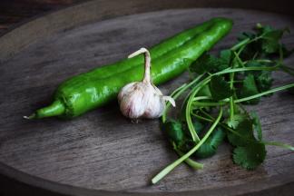 辅助食材，蒜2粒、青椒一小段、香菜少许。