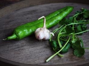 辅助食材，蒜2粒、青椒一小段、香菜少许。
