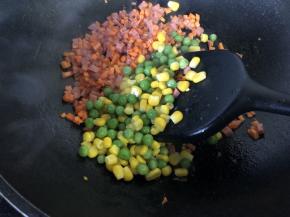 加入青豆玉米翻炒
