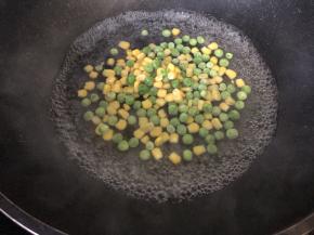 青豆玉米焯水备用