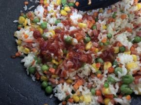 米饭颗粒分明后放入番茄酱和盐调味，关火