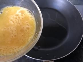 平底锅热油，倒入蛋液