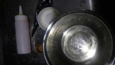 准备食材，蛋清放入无水无油的打蛋盆中