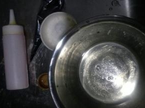 准备食材，蛋清放入无水无油的打蛋盆中