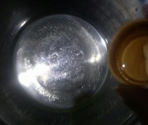 蛋清中放入柠檬汁或白醋