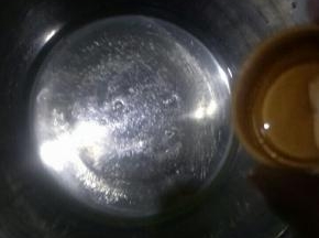 蛋清中放入柠檬汁或白醋