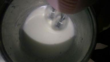 手持电动打蛋器中速打发至细腻小泡