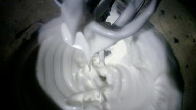 加入剩下的糖继续中速打发至打蛋器提起，有坚挺小短尖即可