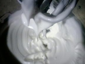 加入剩下的糖继续中速打发至打蛋器提起，有坚挺小短尖即可