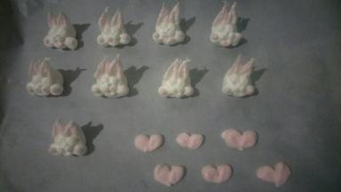 再用粉色蛋白描上耳朵和腮红，剩下的蛋白做了几个小心心。烤箱上下火100度预热，放入烤箱约烤45~60分钟