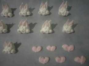 再用粉色蛋白描上耳朵和腮红，剩下的蛋白做了几个小心心。烤箱上下火100度预热，放入烤箱约烤45~60分钟
