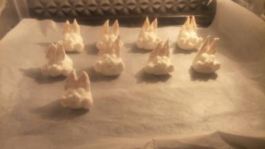 小兔子继续放入烤箱烘烤