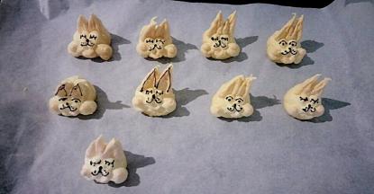 出炉后用巧克力软膏画上眼睛嘴巴