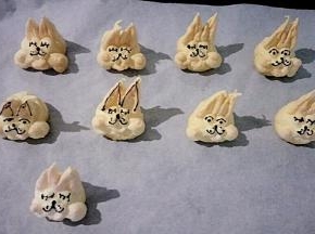 出炉后用巧克力软膏画上眼睛嘴巴