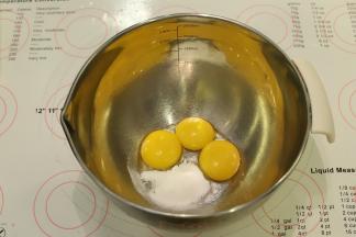 蛋黄和10克糖放入打蛋盆内。