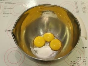 蛋黄和10克糖放入打蛋盆内。