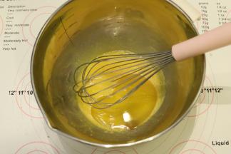 搅拌至糖化后加入色拉油，拌匀