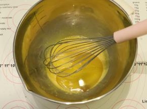 搅拌至糖化后加入色拉油，拌匀