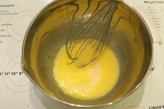 加入牛奶，拌匀。