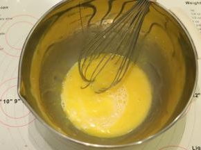 加入牛奶，拌匀。