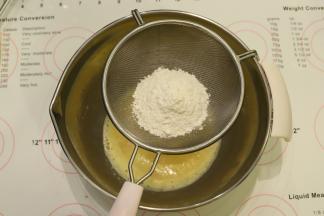 筛入低筋面粉。