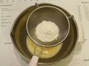 筛入低筋面粉。