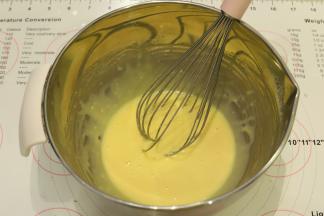 拌至无干粉，状态比平时的戚风蛋黄糊稀一点。