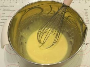 拌至无干粉，状态比平时的戚风蛋黄糊稀一点。