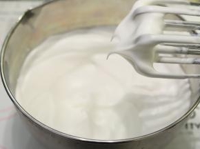 剩余的细砂糖分两次加入蛋白内，打发至湿性发泡。