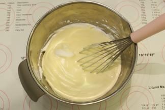 打发好的蛋白分三次加入蛋黄糊内，翻拌手法混合好蛋糕糊。