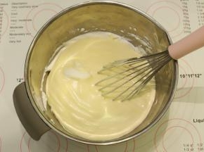 打发好的蛋白分三次加入蛋黄糊内，翻拌手法混合好蛋糕糊。