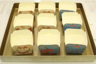 烤盘内放好方形的北海道戚风杯，倒入蛋糕糊，大概7、8分满