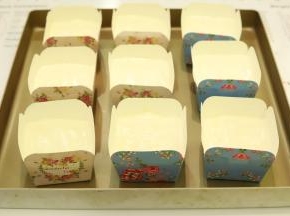 烤盘内放好方形的北海道戚风杯，倒入蛋糕糊，大概7、8分满