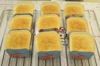 出炉后马上移至晾架上放凉，稍许回缩是正常的。