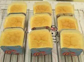 出炉后马上移至晾架上放凉，稍许回缩是正常的。