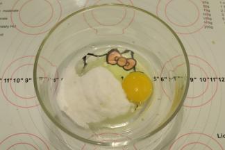 制作卡士达酱：蛋黄内加入细砂糖，拌至糖化。