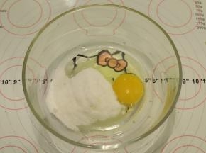 制作卡士达酱：蛋黄内加入细砂糖，拌至糖化。