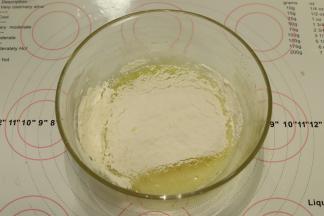 筛入玉米淀粉。