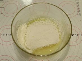 筛入玉米淀粉。