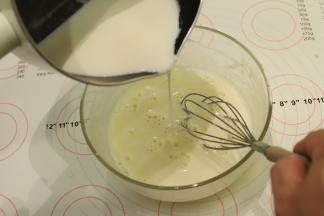 牛奶放入奶锅内，煮开，少量多次的将牛奶倒入蛋液内，一边倒入一边搅拌。