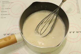 重新将做好的卡士达酱倒入奶锅。