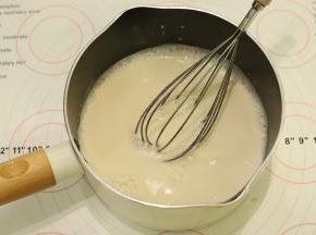 重新将做好的卡士达酱倒入奶锅。