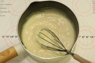 小火加热，一边煮一边搅拌，卡士达酱锅边开始冒小泡泡后，马上离火。