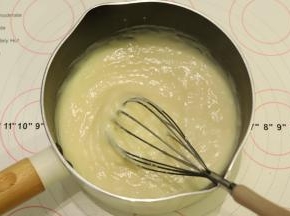 小火加热，一边煮一边搅拌，卡士达酱锅边开始冒小泡泡后，马上离火。