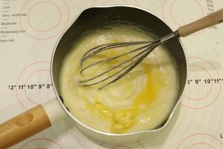 趁热放入黄油，搅拌均匀。